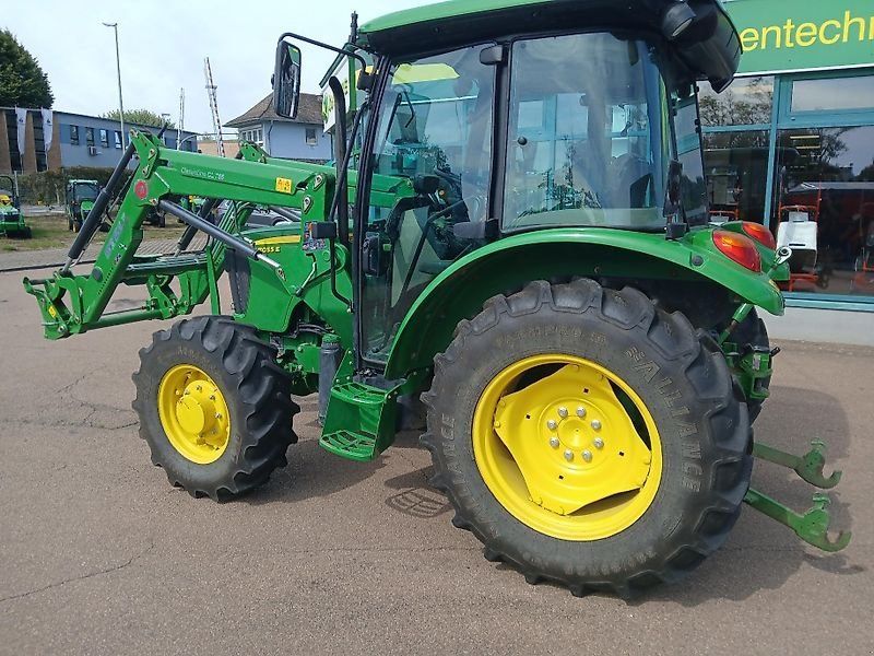 John Deere 5055E