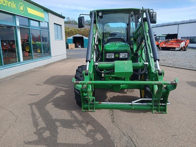 John Deere 5055E
