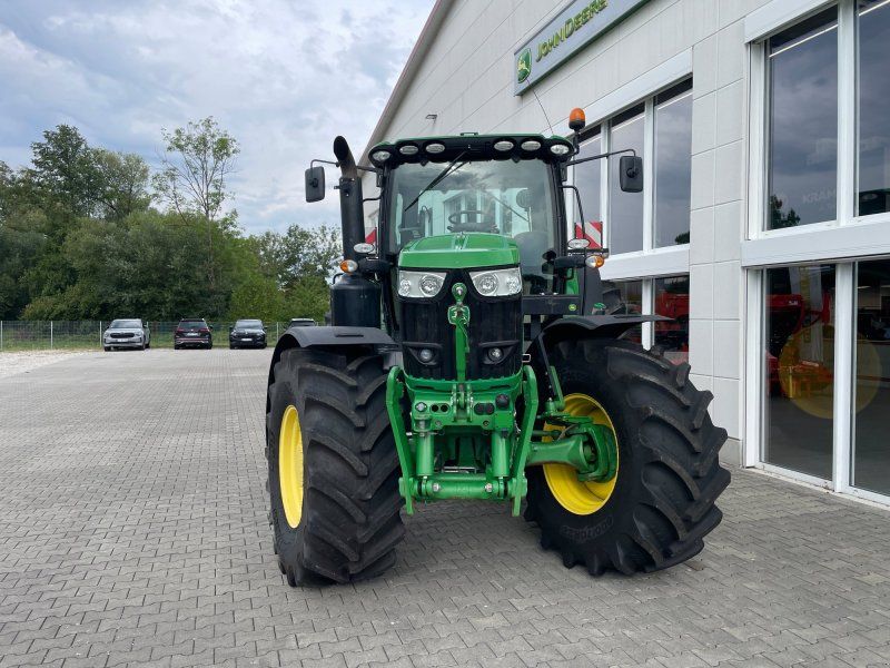 John Deere 6215R