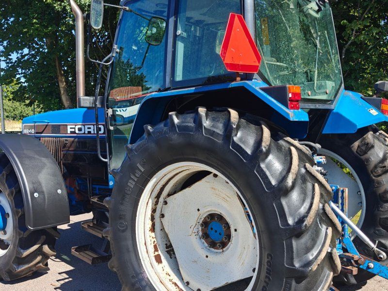 New Holland Ford 8240