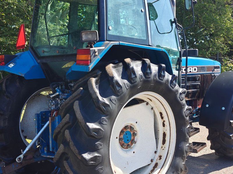 New Holland Ford 8240