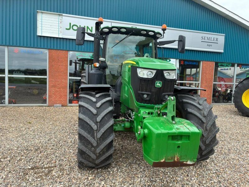 John Deere 6215R