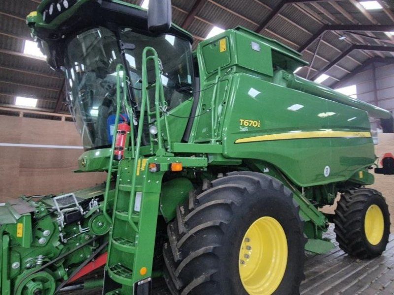 John Deere T670