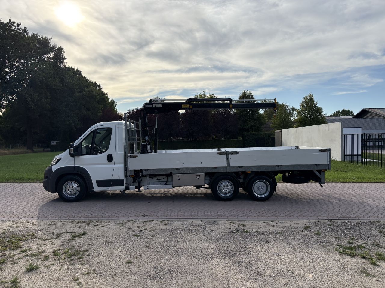 Be trekker PEUGEOT BOXER clixtar open laadbak met kraan N1