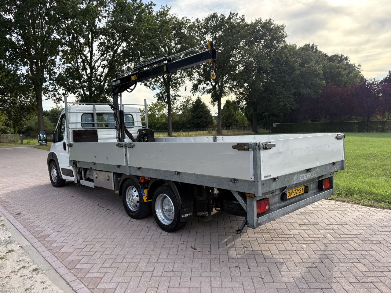 Be trekker PEUGEOT BOXER clixtar open laadbak met kraan N1