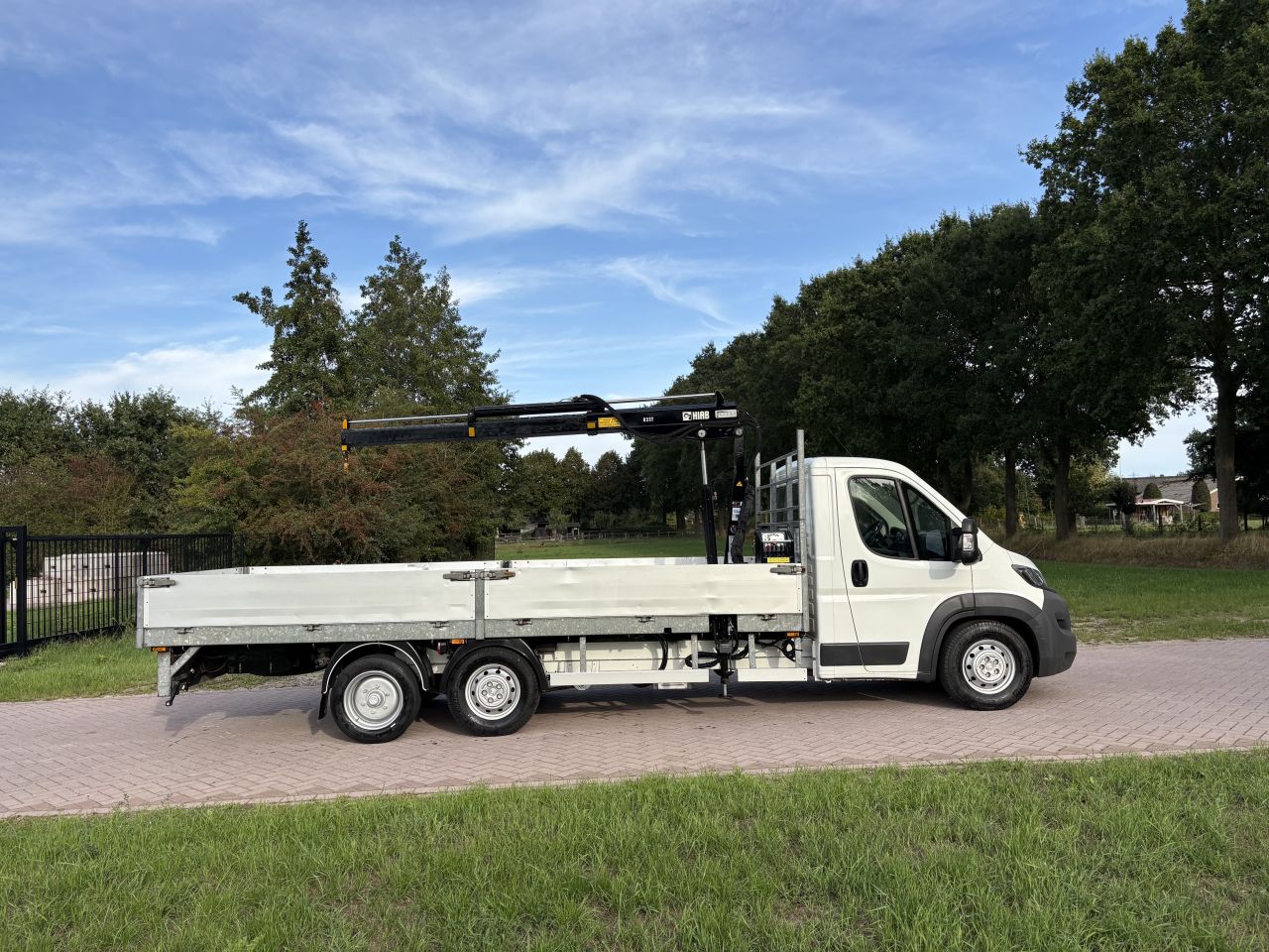 Be trekker PEUGEOT BOXER clixtar open laadbak met kraan N1