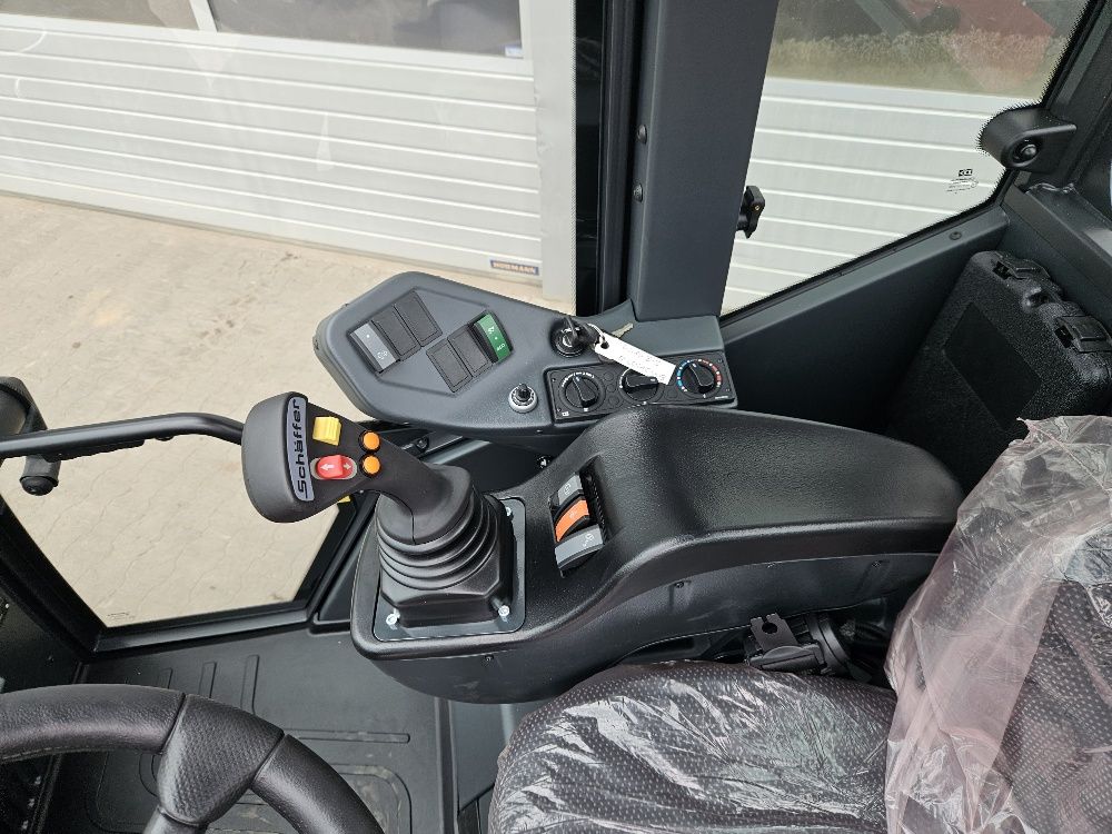 Schäffer 6680Z-3 wiellader