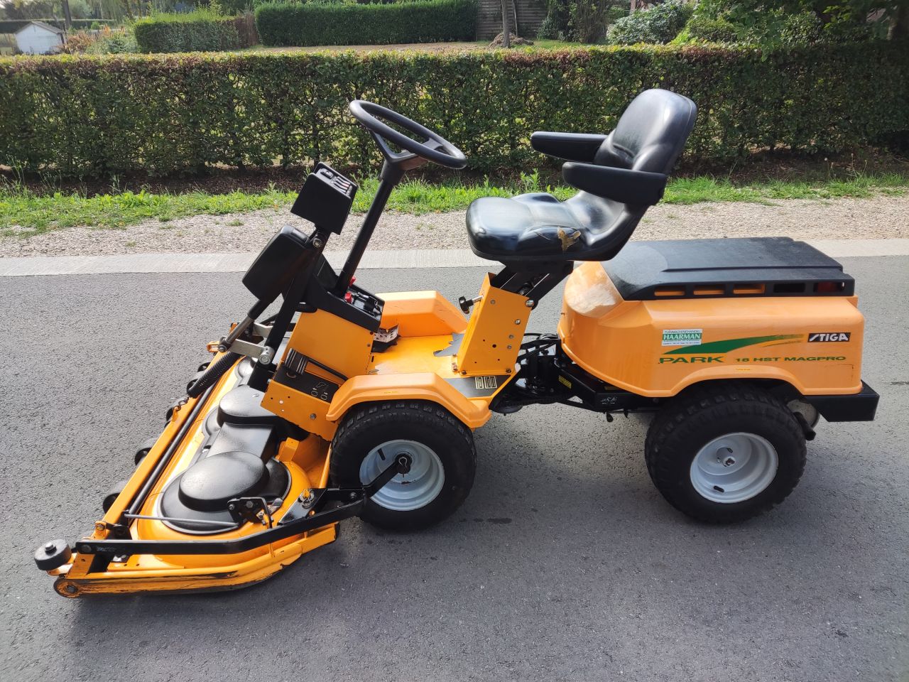 STIGA zitmaaier (type Park 18 HST MAGPRO, 18 pk, 121 cm.)