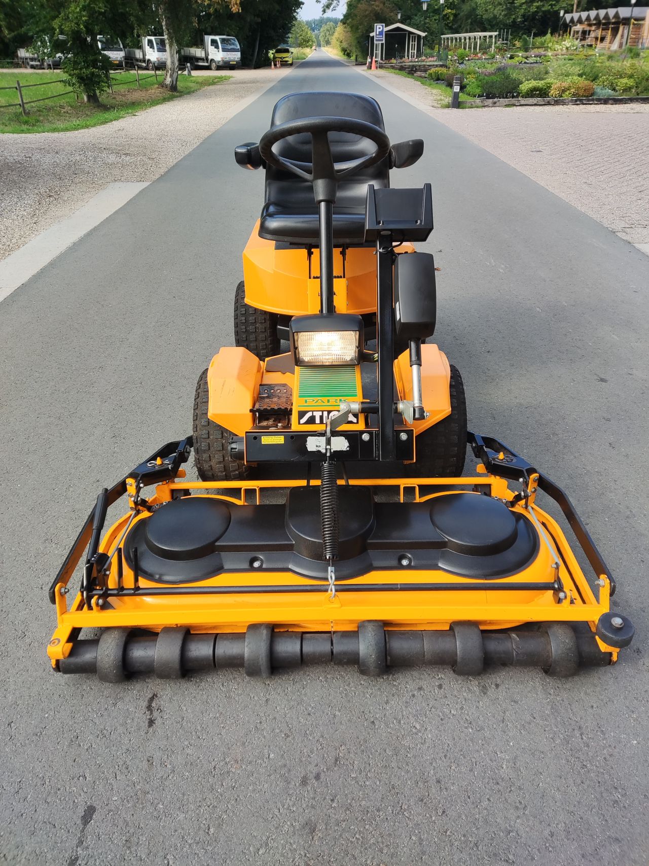 STIGA zitmaaier (type Park 18 HST MAGPRO, 18 pk, 121 cm.)