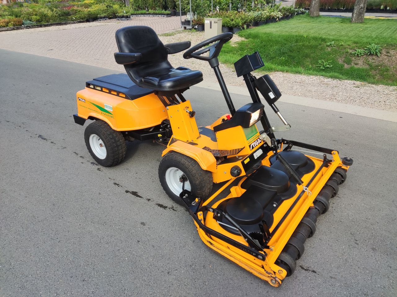 STIGA zitmaaier (type Park 18 HST MAGPRO, 18 pk, 121 cm.)