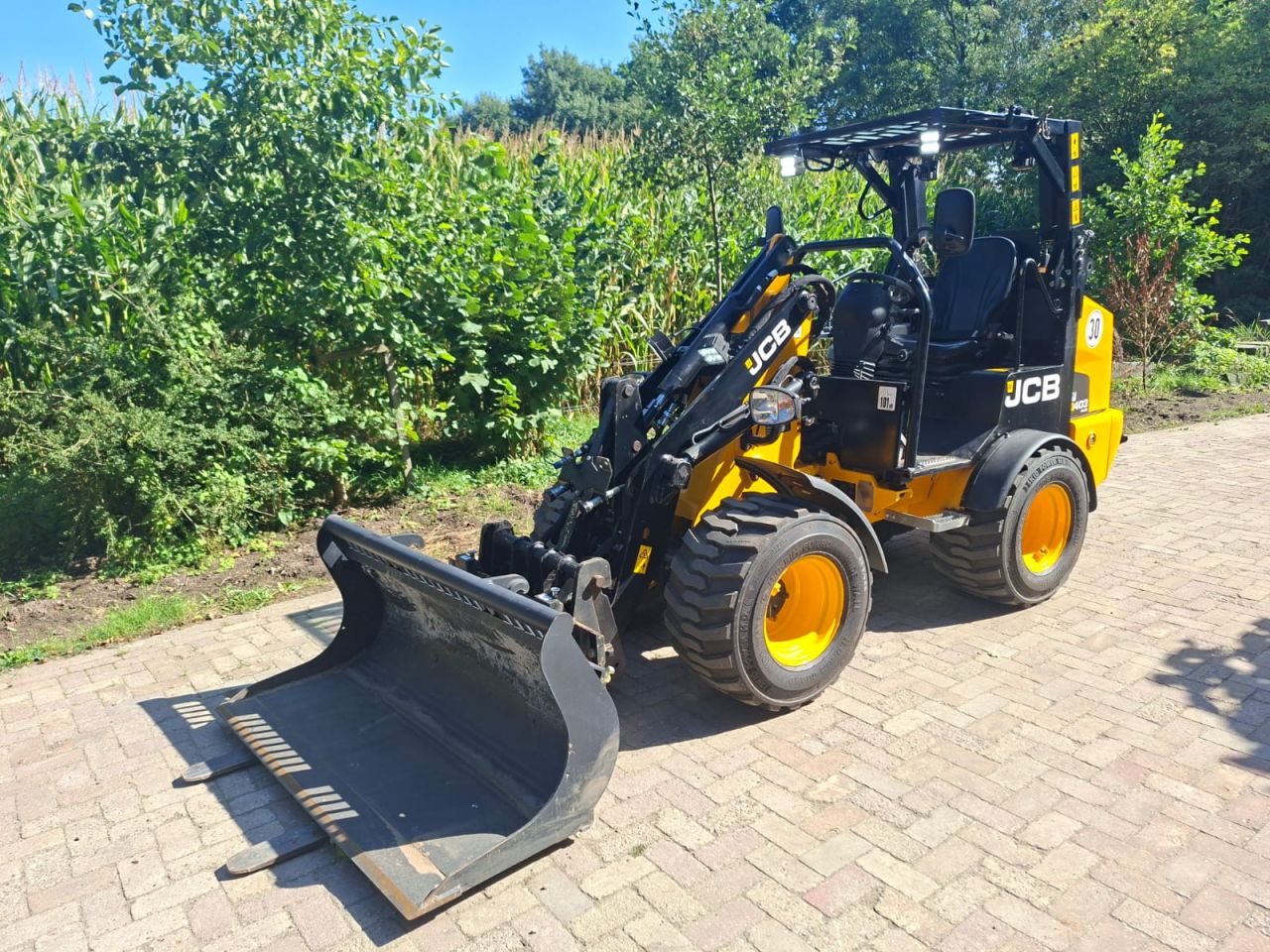 JCB 403 plus stage 5 | bj 2021 | 2320uur | puinbak lepels