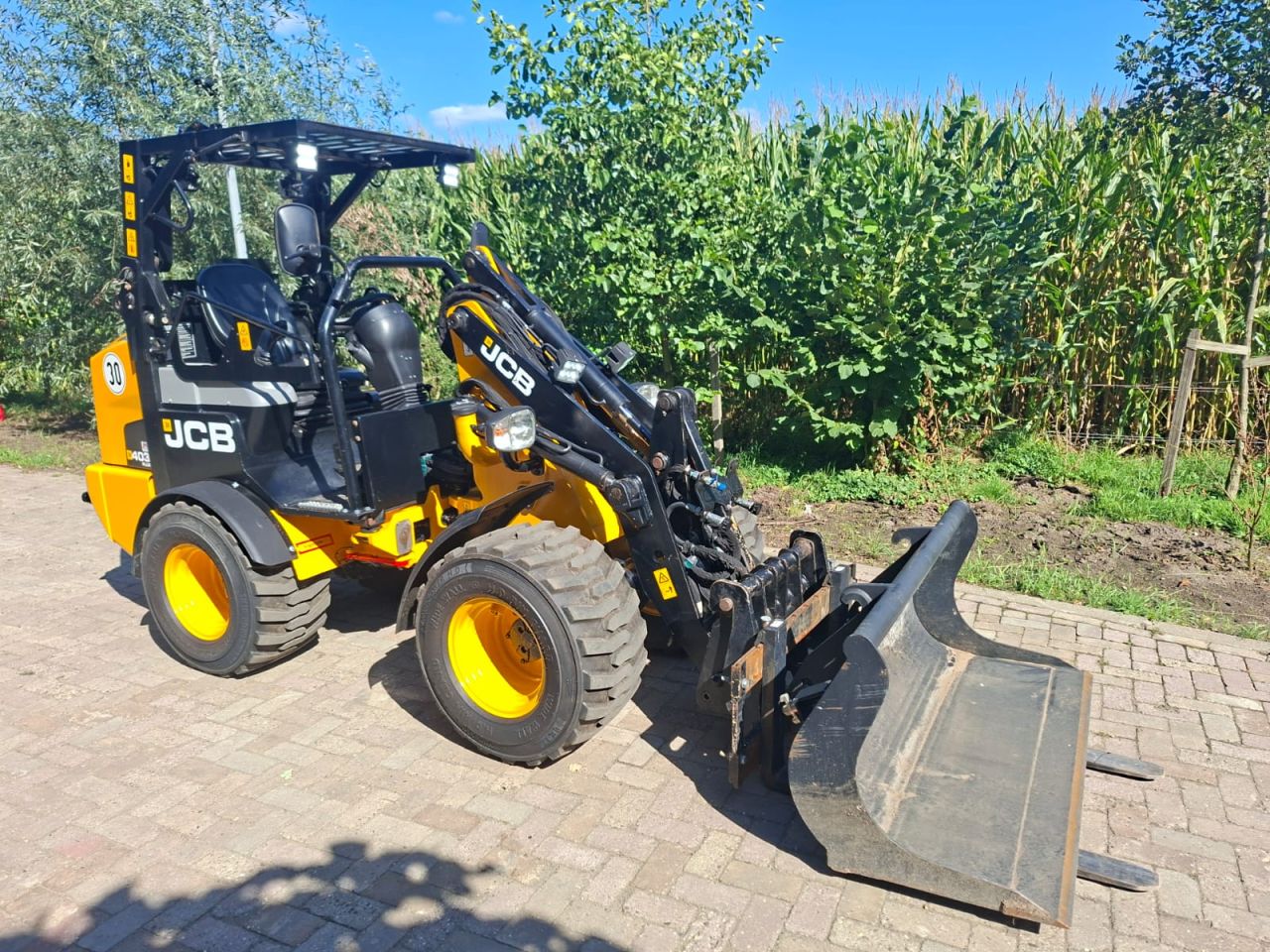 JCB 403 plus stage 5 | bj 2021 | 2320uur | puinbak lepels