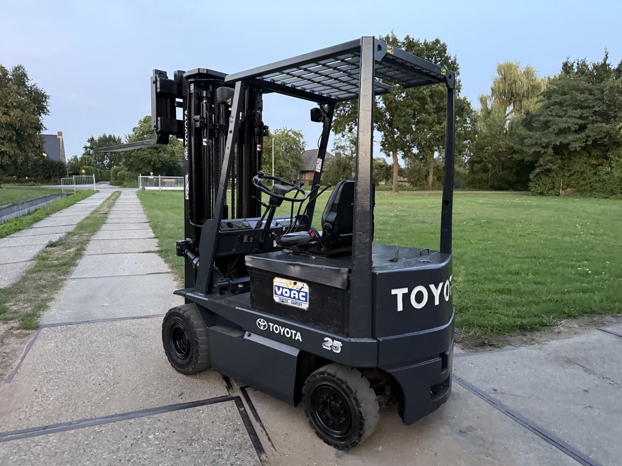 Toyota 2.5 tonner elektrisch triplo 500cm freelift sideshift