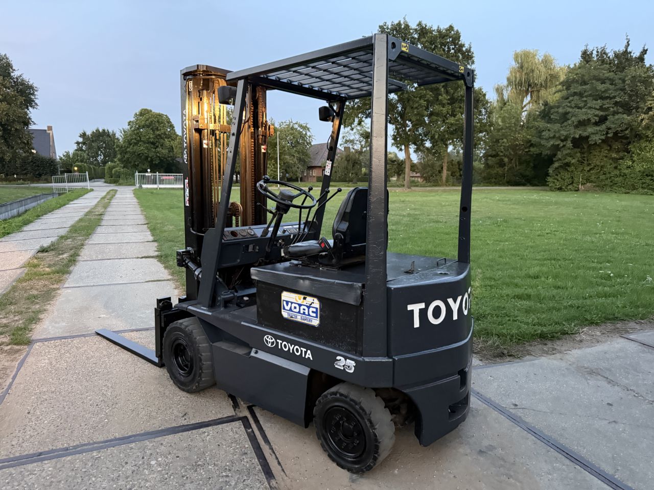 Toyota 2.5 tonner elektrisch triplo 500cm freelift sideshift