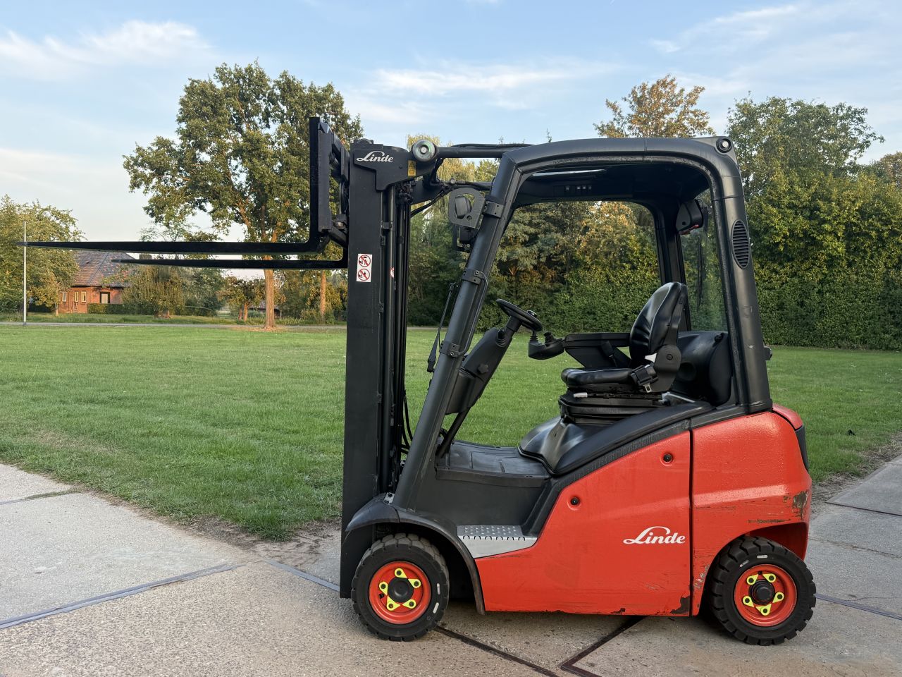 Linde 1600KG diesel heftruck triplo freelift sideshift 8000uur
