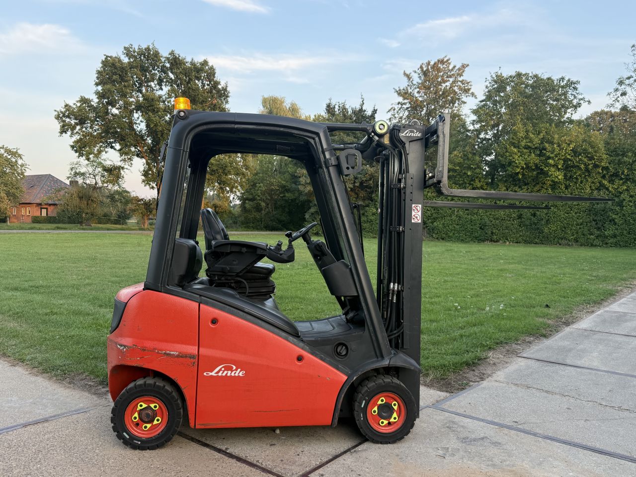 Linde 1600KG diesel heftruck triplo freelift sideshift 8000uur