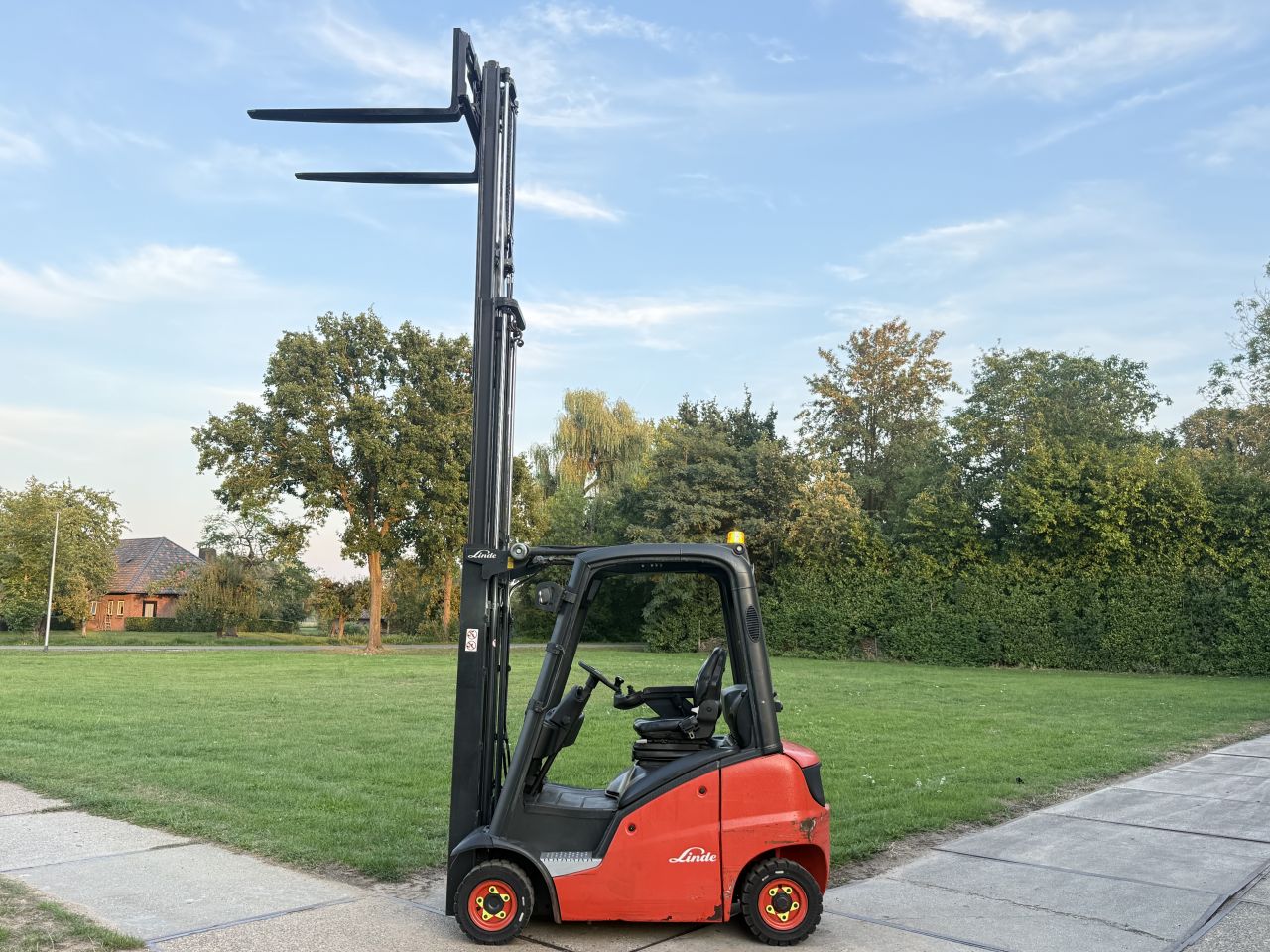 Linde 1600KG diesel heftruck triplo freelift sideshift 8000uur