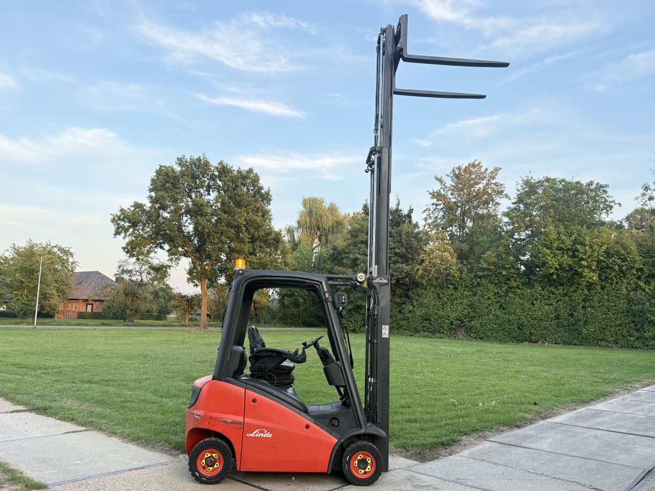 Linde 1600KG diesel heftruck triplo freelift sideshift 8000uur