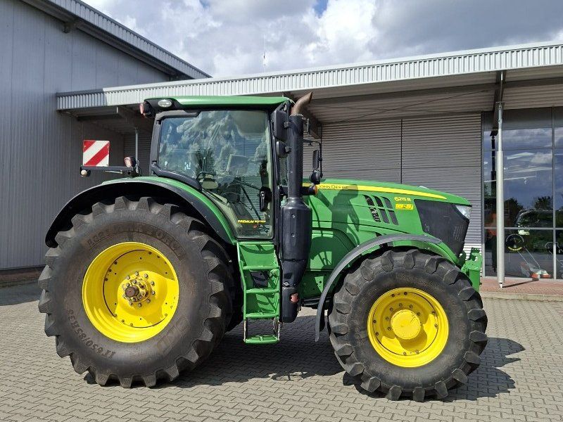 John Deere 6215R