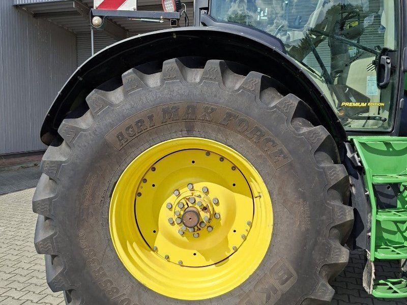 John Deere 6215R
