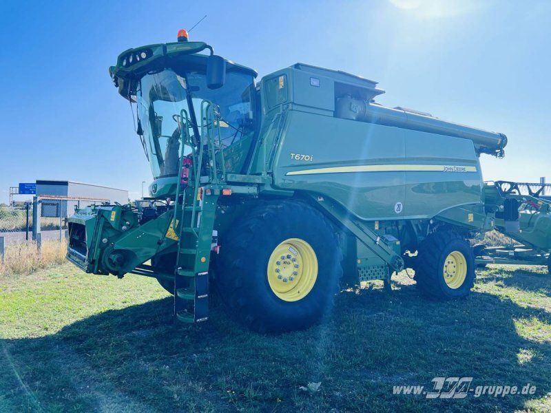 John Deere T670