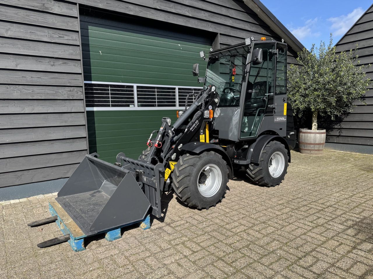 Landward/Panther W25 minishovel /miniloader demo
