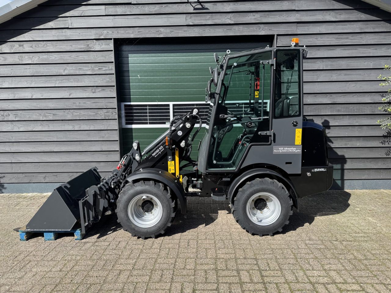 Landward/Panther W25 minishovel /miniloader demo