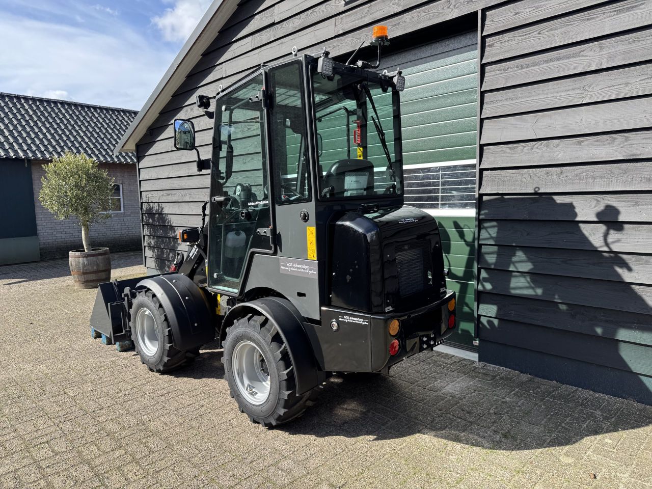 Landward/Panther W25 minishovel /miniloader demo