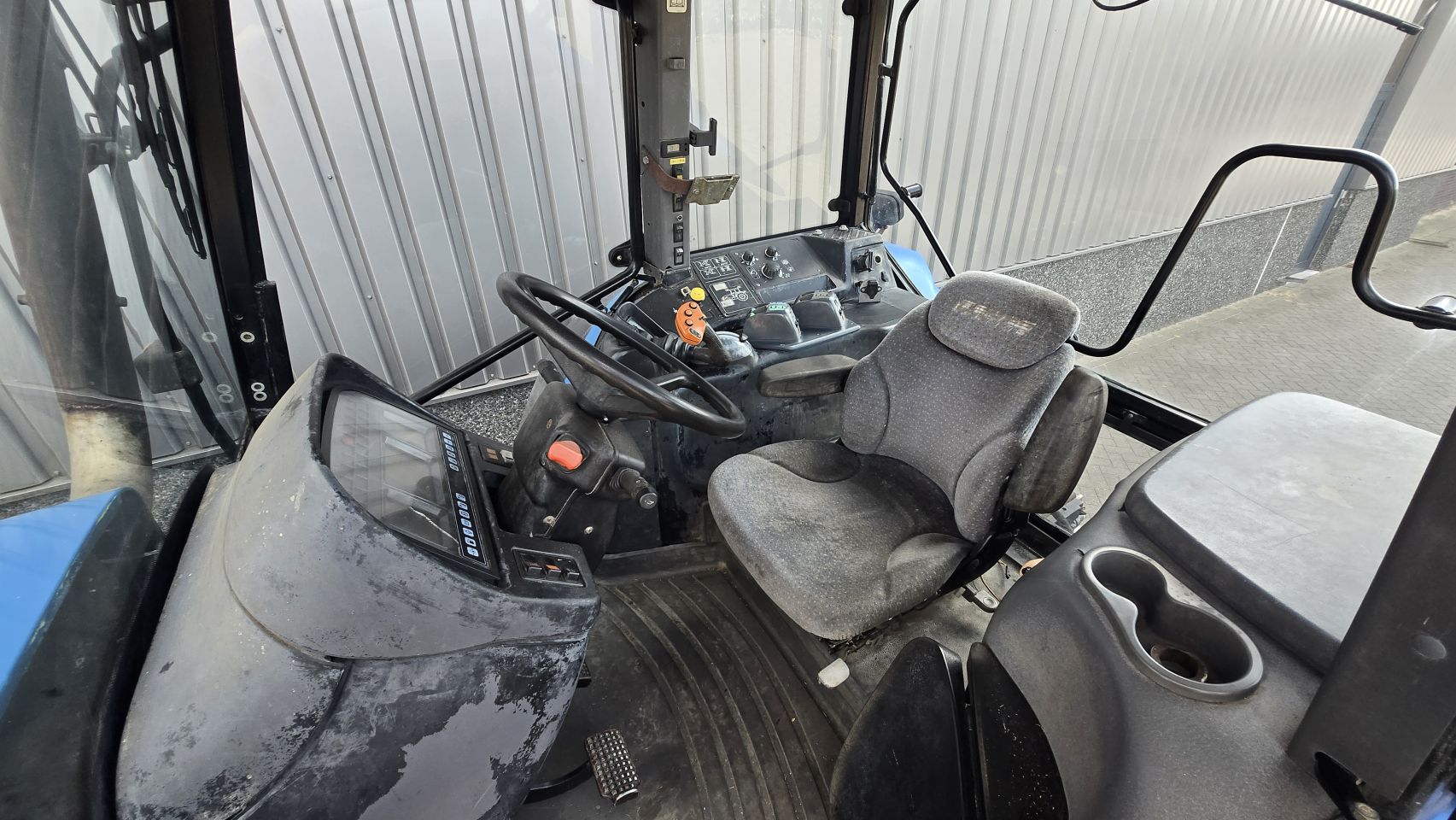 2003 New Holland TM 175 Front hef en aftakas Airco
