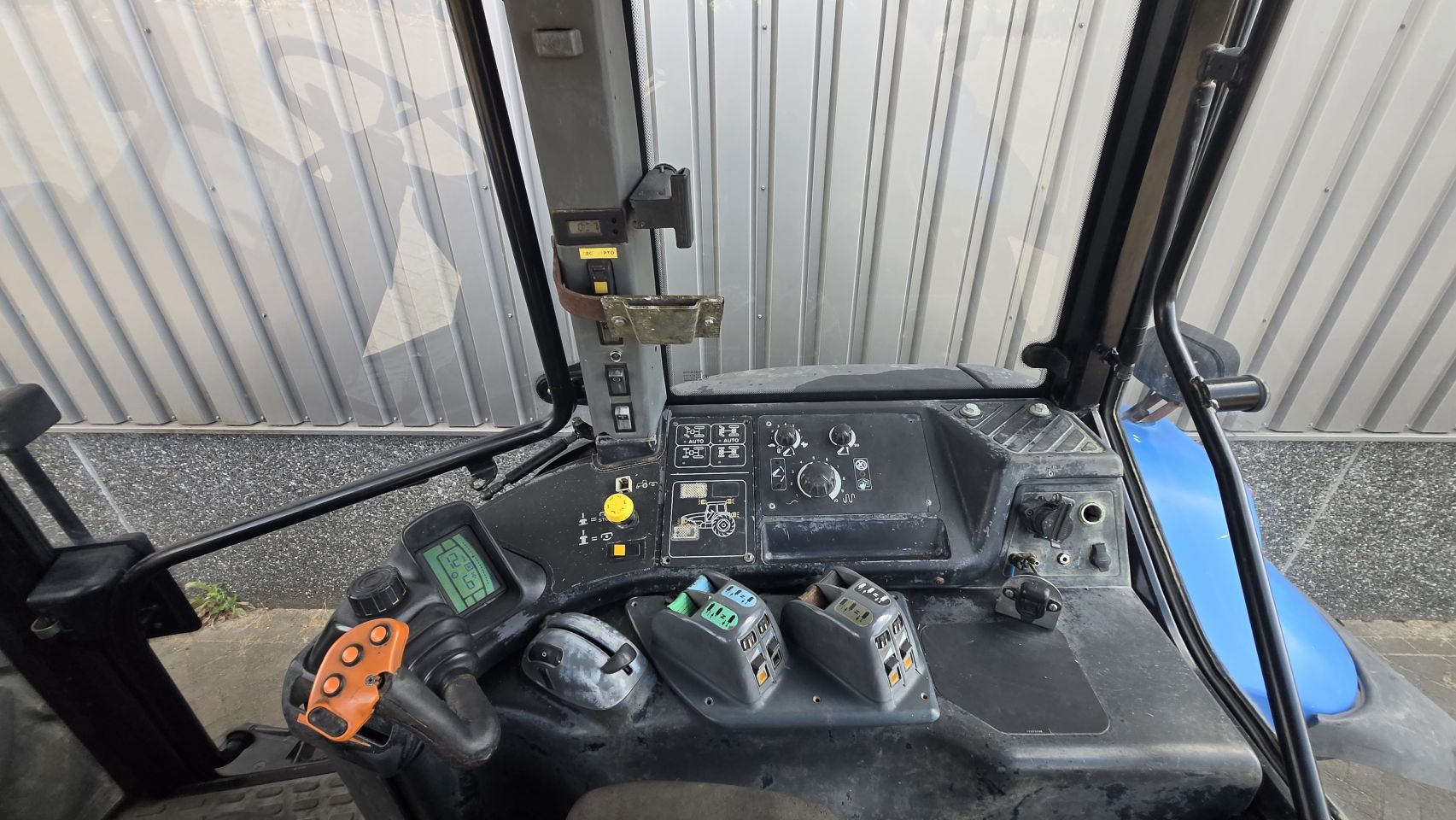 2003 New Holland TM 175 Front hef en aftakas Airco