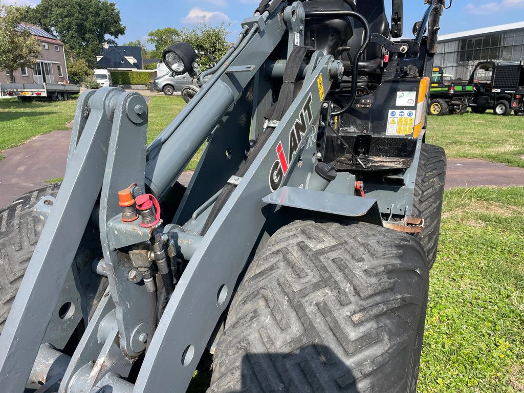 Giant G2500HD Xtra shovel