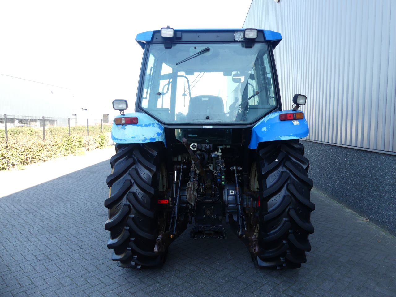 2003 TS 115 New Holland met voorlader en airco