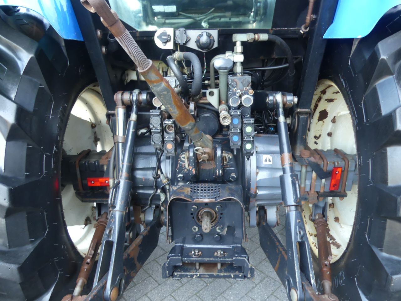 2003 TS 115 New Holland met voorlader en airco