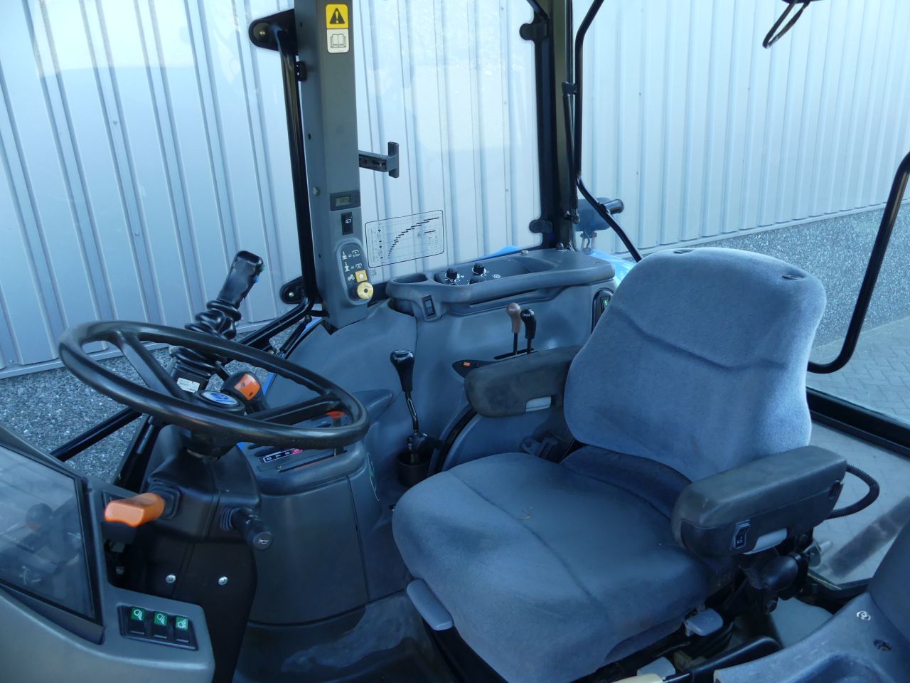 2003 TS 115 New Holland met voorlader en airco