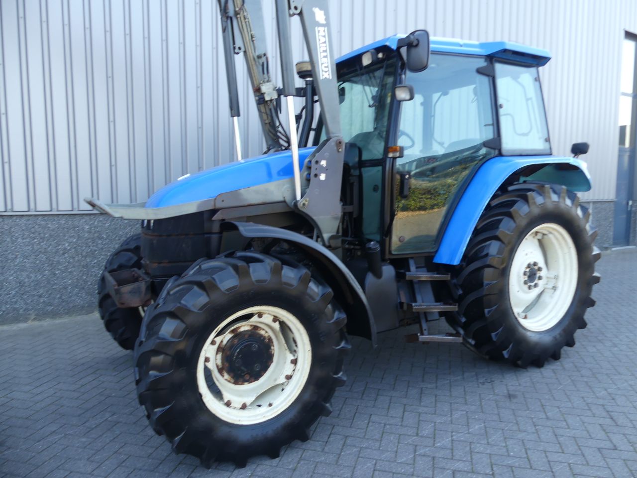 2003 TS 115 New Holland met voorlader en airco