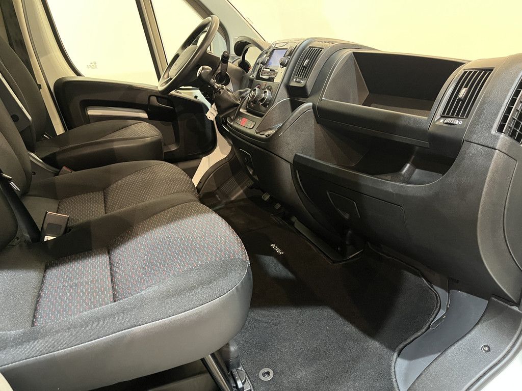 Peugeot Boxer 335 2.2 BlueHDi 140 PK L3H2 Premium / Dhollandia Laadklep / Euro 6 / Airco / Camera / Cruise Control / Navigatie / 3-Zits / 40.000 KM !!