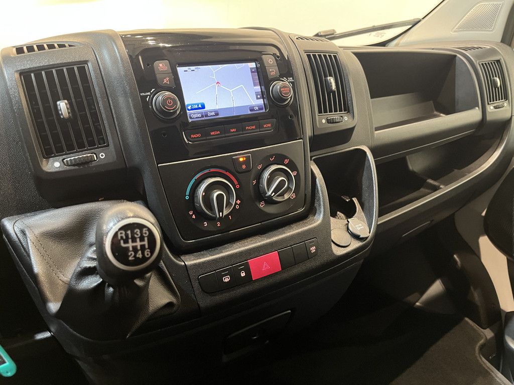 Peugeot Boxer 335 2.2 BlueHDi 140 PK L3H2 Premium / Dhollandia Laadklep / Euro 6 / Airco / Camera / Cruise Control / Navigatie / 3-Zits / 40.000 KM !!