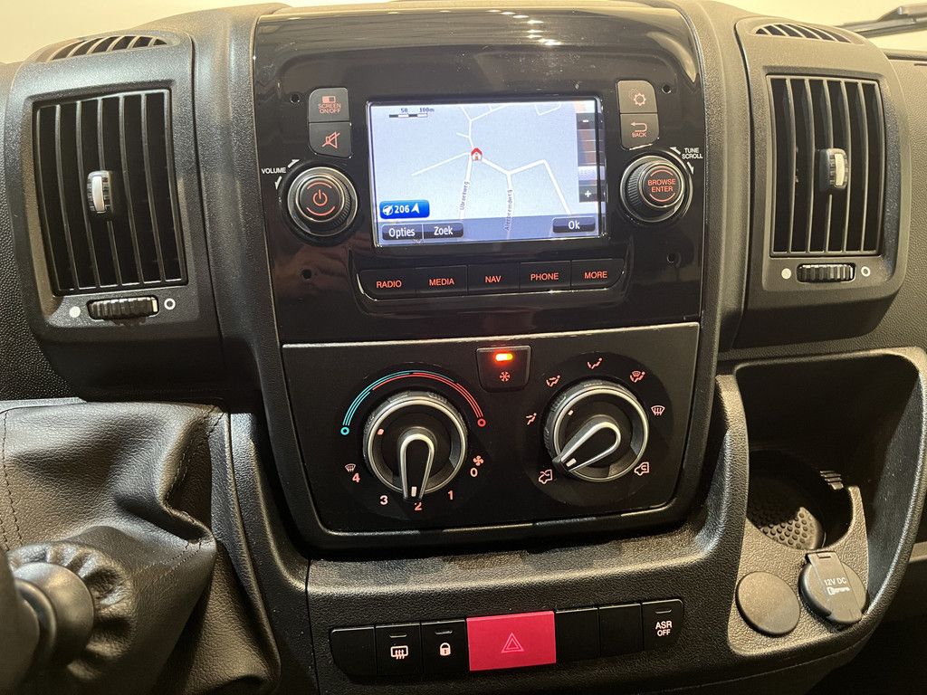 Peugeot Boxer 335 2.2 BlueHDi 140 PK L3H2 Premium / Dhollandia Laadklep / Euro 6 / Airco / Camera / Cruise Control / Navigatie / 3-Zits / 40.000 KM !!