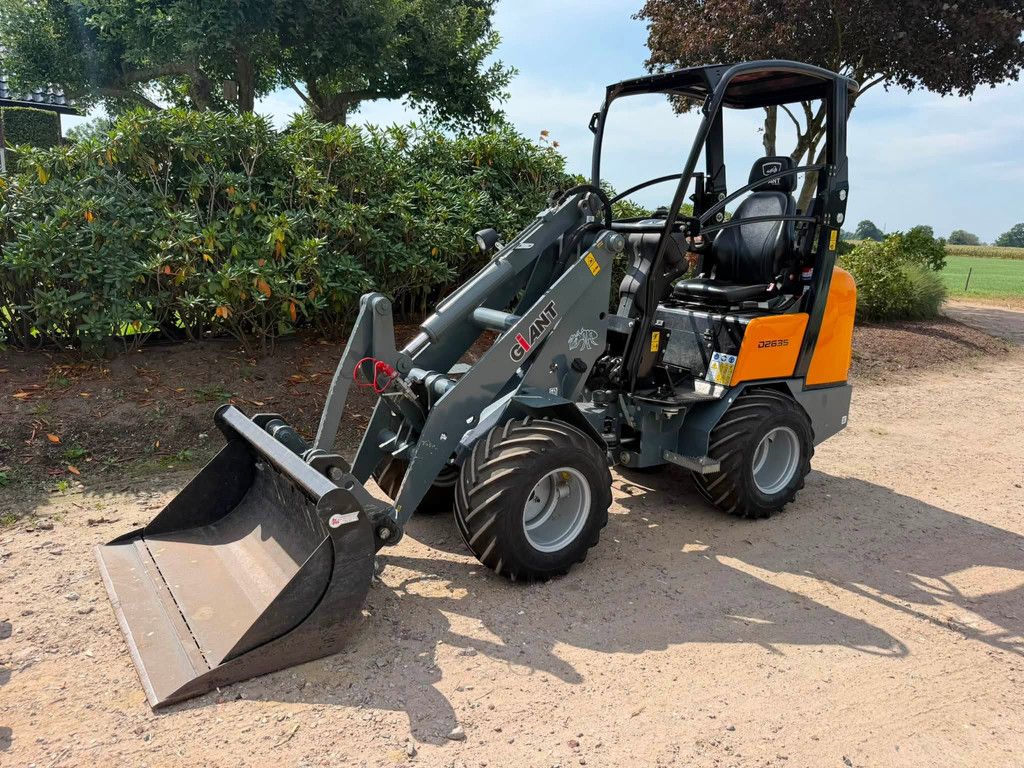 Giant 263S Shovel Loader