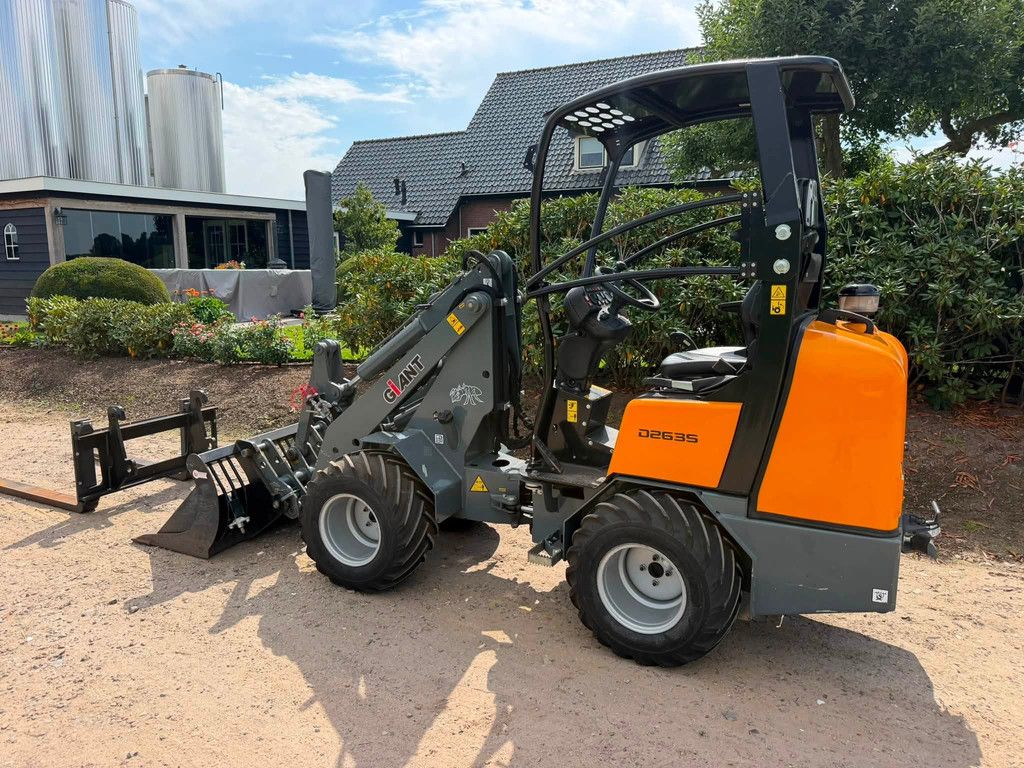 Giant 263S Shovel Loader