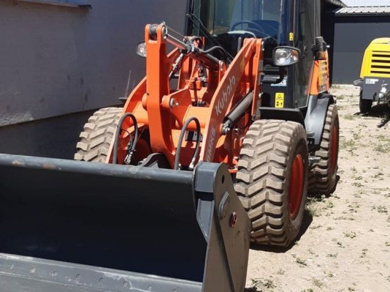 Kubota R090