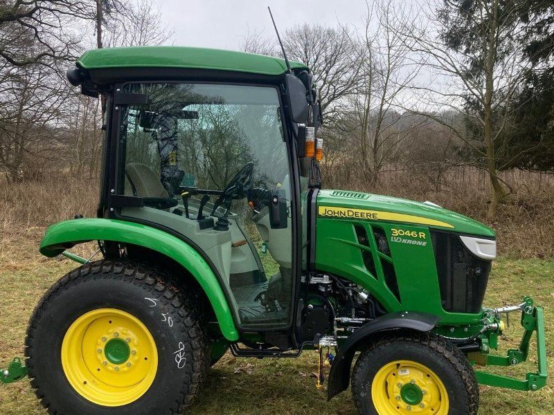 John Deere 3046R