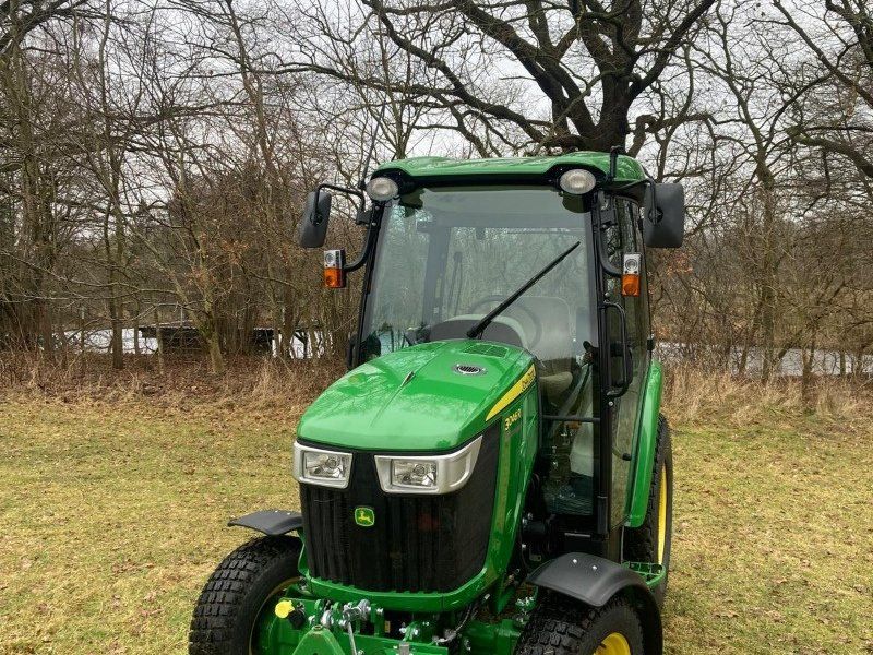 John Deere 3046R