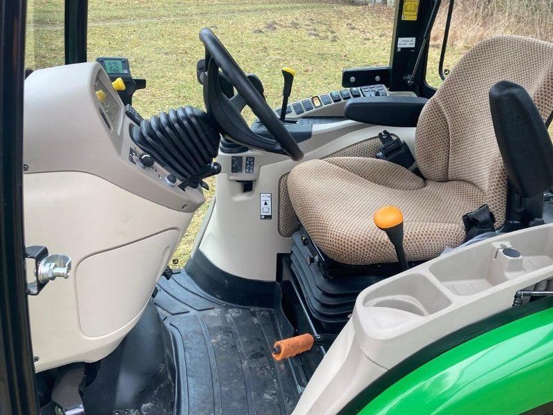 John Deere 3046R