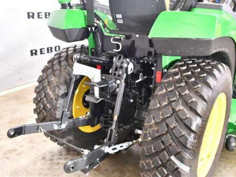 John Deere 2032R TRAKTOR