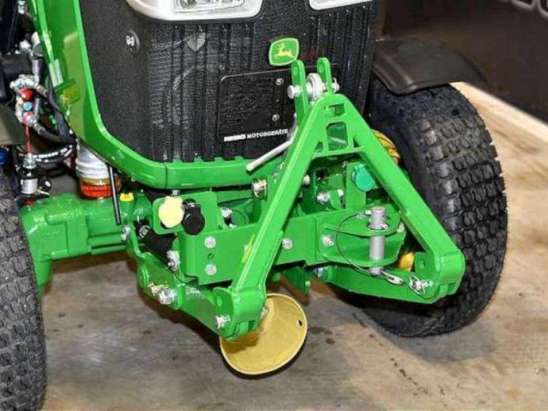 John Deere 3046R TRAKTOR