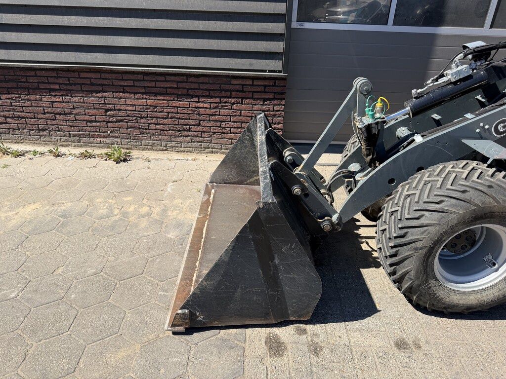 Giant G2700 X-TRA HD+ minishovel / kniklader 2024 350 uur