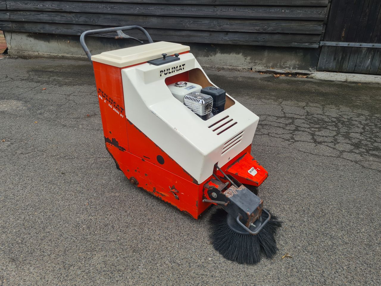 Pulimat sweeping 2001 st veegmachine met opvangbak Honda motor.
