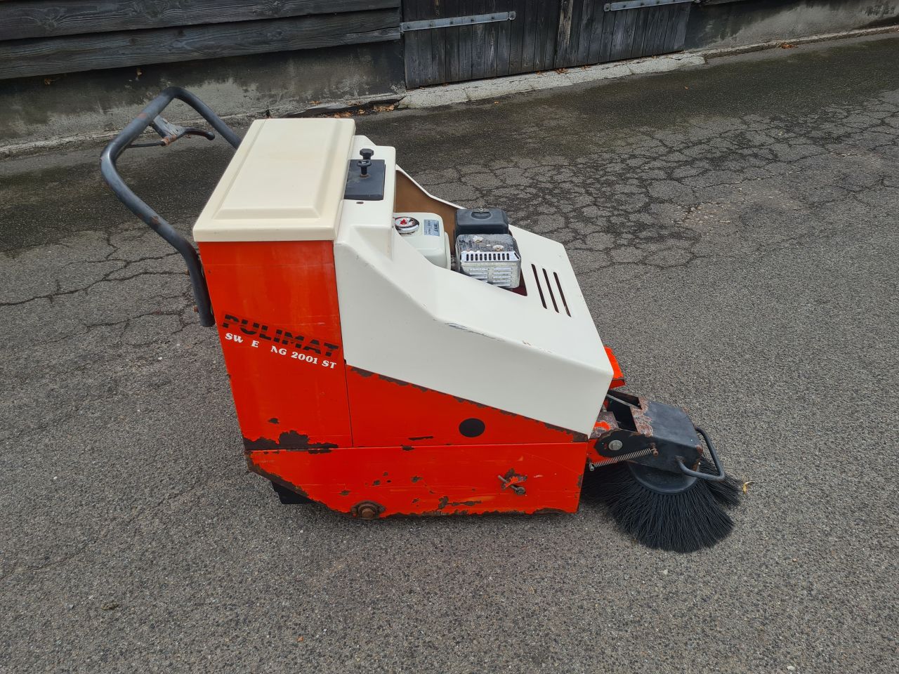 Pulimat sweeping 2001 st veegmachine met opvangbak Honda motor.