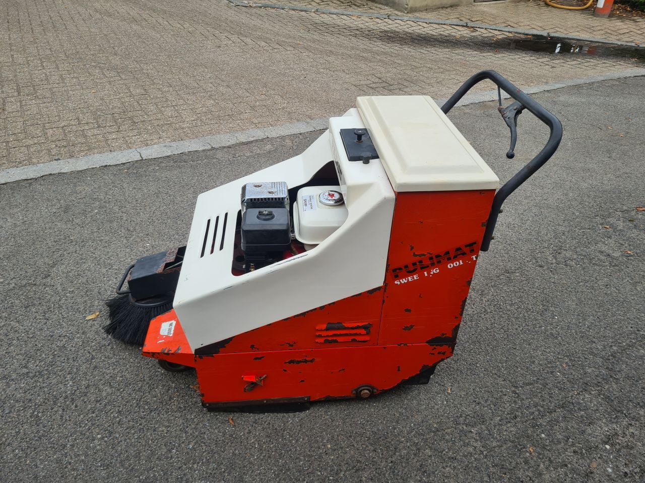 Pulimat sweeping 2001 st veegmachine met opvangbak Honda motor.